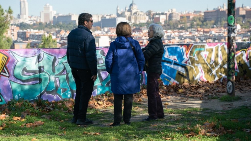 Varios vecinos contemplan las vistas de Madrid donde el Ayuntamiento planea construir varias torres de viviendas y cerca de 2.000 plazas de garaje.