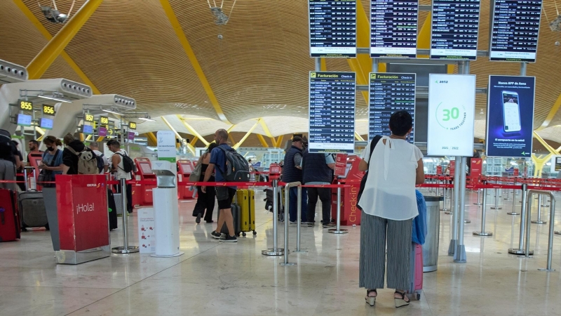 Imagen de archivo de las colas para viajar en avión este verano en el aeropuerto Adolfo Suárez Madrid-Barajas.