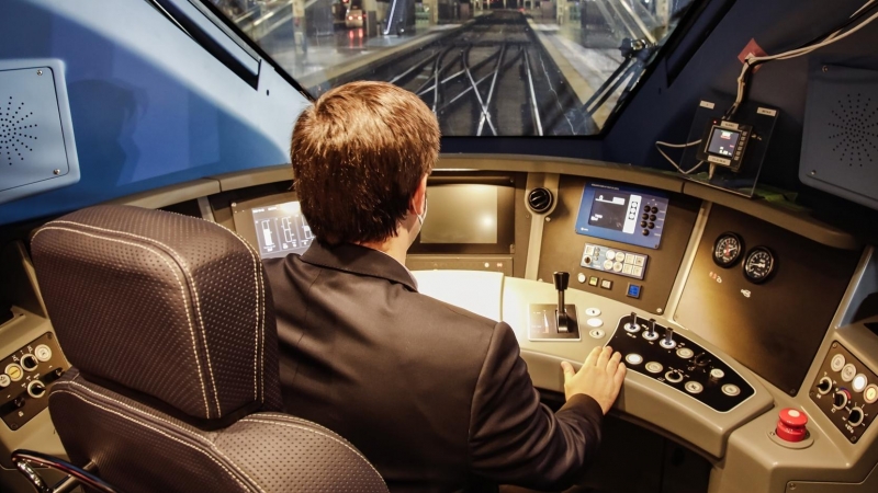 Un maquinista dentro del primer tren de Iryo, la nueva firma de alta velocidad que comienza a operar en España.