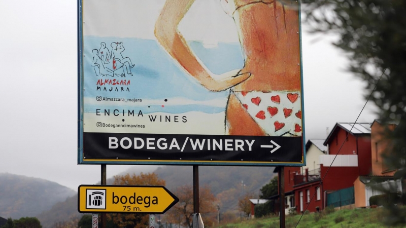 Cartel de la bodega berciana Encima Wines, ubicada en Molinaseca (León)