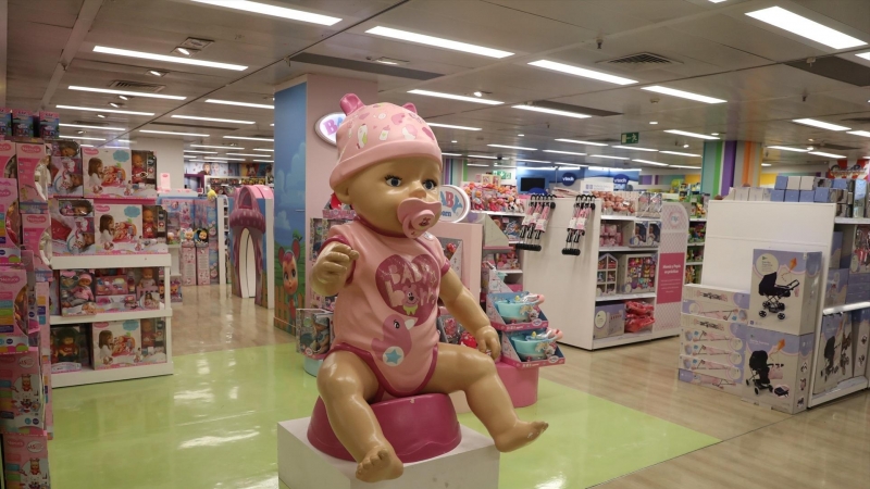 Un bebé gigante adorna la sección de una juguetería infantil, Madrid (España), a 6 de noviembre de 2020.