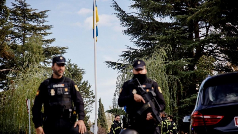 Dos Agentes de Policía en la embajada de Ucrania donde se ha producido una explosión, a 30 de noviembre de 2022, en Madrid.