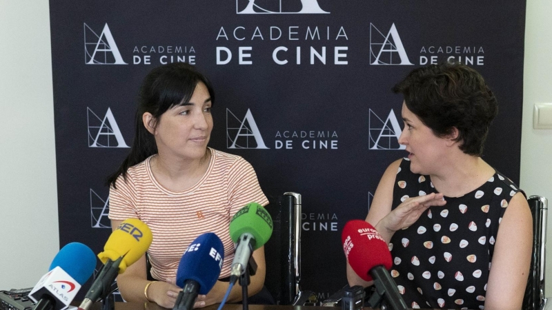 La directora de la película 'Cinco Lobitos', Alauda Ruiz de Azúa, y la productora, en el anuncio de las películas españolas preseleccionadas a los Oscar, en la Academia de Cine, a 25 de agosto de 2022, en Madrid