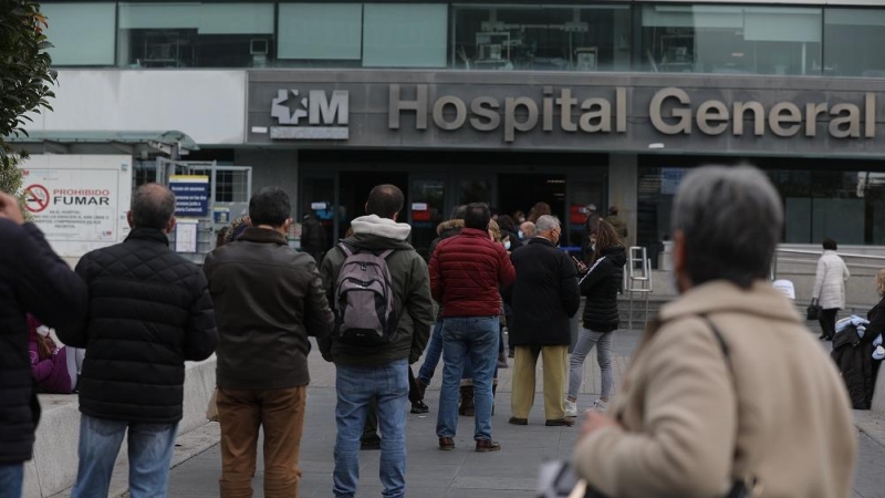 Colas de espera en las inmediaciones del Hospital Universitario de La Paz para hacerse un test de antígenos de Covid-19, a 23 de diciembre de 2021, en Madrid, (España).