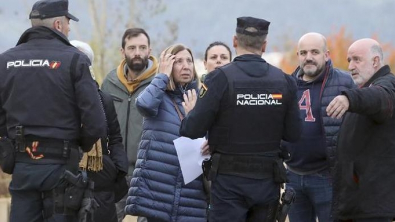 1/12/22 Dos policías hablan con un grupo de familiares y víctimas del accidente de Angrois, ayer en la Cidade da Cultura de Santiago.