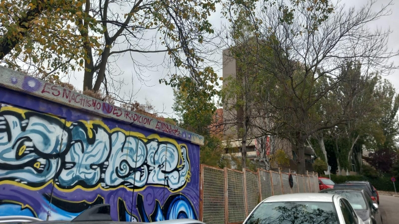 Una pintada de “El machismo no es tradición” frente al Colegio Mayor Mendel, en Madrid.