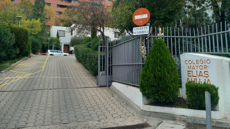 Entrada al Colegio Mayor Elías Ahúja, en Madrid.