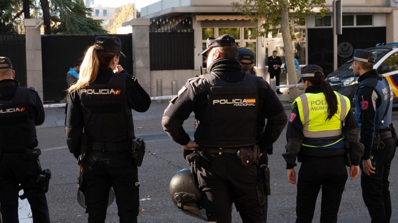 Efectivos de la Policía Nacional en las inmediaciones de la embajada de EEUU en Madrid, a 1 de diciembre de 2022.