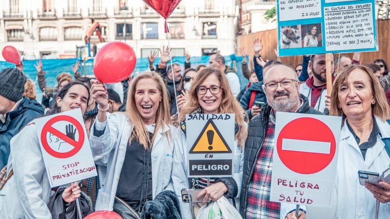 Medicosy pediatras de Atención Primaria se manifiestan entre la Consejería y la sede de la Comunidad