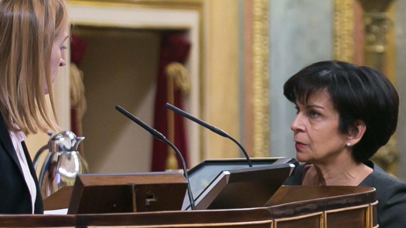 Lola Galovart, dirigiéndose a la presidenta del Congreso, Ana Pastor, antes de defender la Proposición de Ley para el cambio registral del nombre y sexo de las personas, en el pleno del  28 de noviembre de 2017.
