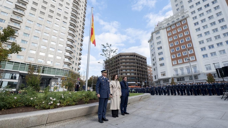 De izquierda a derecha, el jefe de Estado Mayor del Ejército del Aire (JEMA), Javier Salto, la presidenta de la Comunidad de Madrid, Isabel Díaz Ayuso, y el alcalde José Luis Martínez Almeida, en el acto  de izado de la bandera nacional en la Plaza de Esp