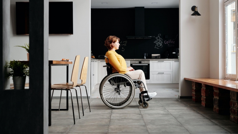 mujer en silla de ruedas