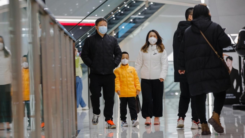 01/12/2022 Personas con mascarilla en China centro comercial