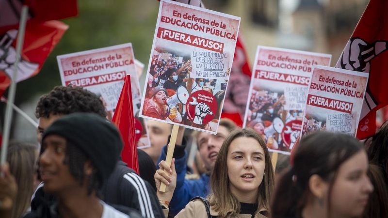 Los estudiantes se manifiestan en Madrid empuñando pancartas con lemas como 'En defenda de la Educación Pública, ¡Fuera Ayuso!', en una imagen de archivo