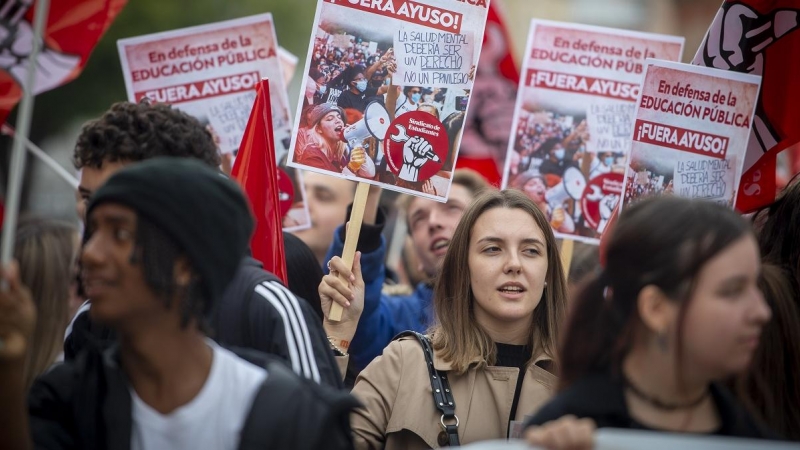 Los estudiantes se manifiestan en Madrid empuñando pancartas con lemas como 'En defenda de la Educación Pública, ¡Fuera Ayuso!', en una imagen de archivo