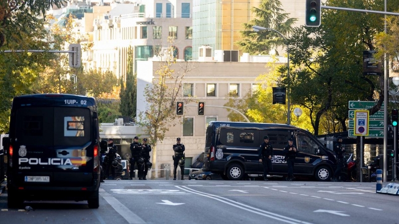 01/10/22 Agentes de Policía custodian la Embajada de EEUU en Madrid donde se ha recibido un paquete con material pirotécnico