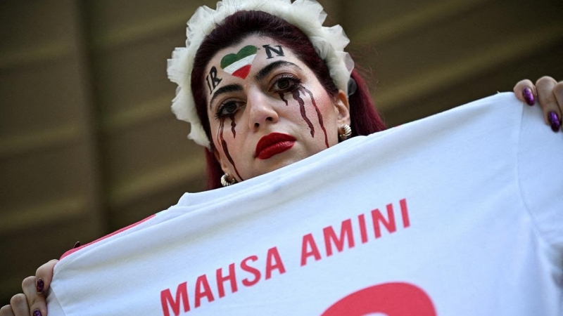 30/11/22 Una aficionada iraní sostiene una camiseta de fútbol con el nombre de Mahsa Amini como protesta durante un partido del Mundial de Catar