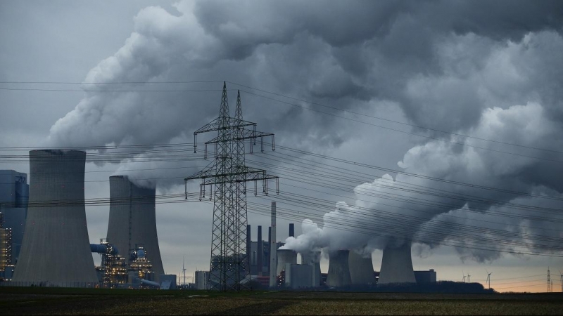 El vapor sale de las torres de enfriamiento de los nuevos bloques de energía de carbón de las centrales de Neurath, al noroeste de Colonia, Alemania.