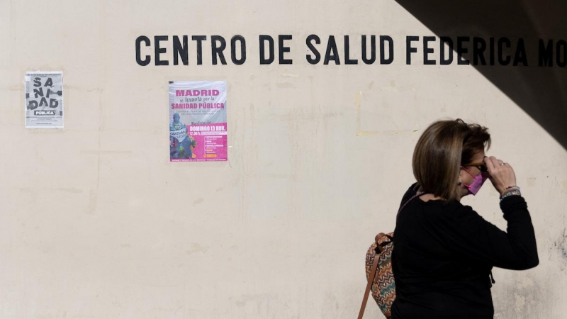 Una mujer pasa por delante del Centro de Salud Federica Montseny del Servicio de Urgencias de Atención Primaria, a 7 de noviembre de 2022, en Madrid.