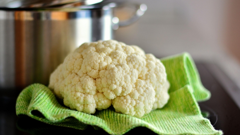 Una coliflor a punt de ser bullida.