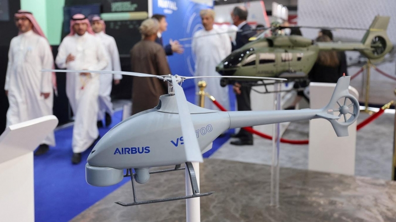 Maquetas de drones y helicópteros militares de Airbus en la feria World Defense Show, en Riad, la capital de Arabia Saudí. REUTERS/Ahmed Yosri