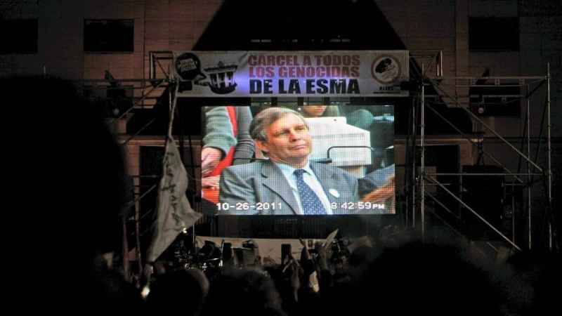 La gente se reúne frente a la corte para ver en una pantalla gigante la sentencia del ex oficial de la Armada Argentina Alfredo Astiz, 'el ángel rubio de la muerte', y otros 17 militares por crímenes contra los derechos humanos durante la dictadura milita