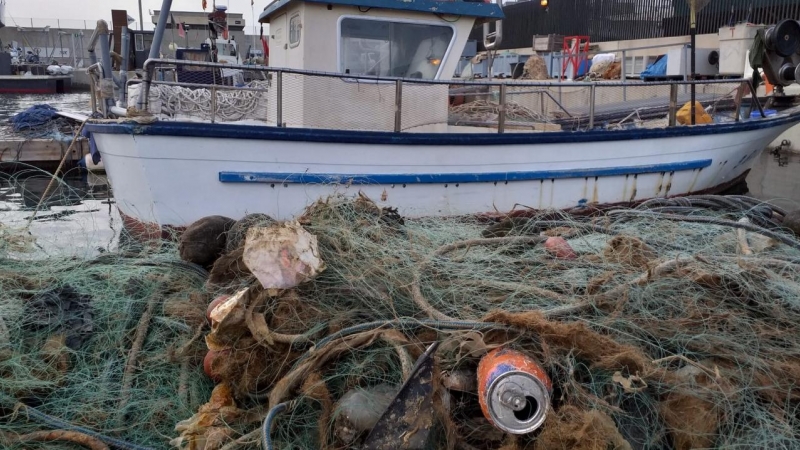 Les xarxes de pesca amb alguns residus arrossegats durant una sortida.