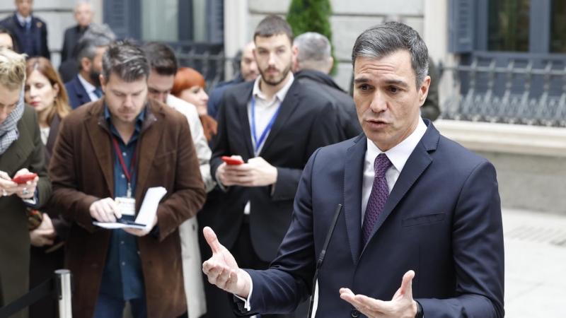 El presidente del Gobierno, Pedro Sánchez se dirige a los medios de comunicación tras asistir al acto institucional del Día de la Constitución, a 6 de diciembre de 2022.