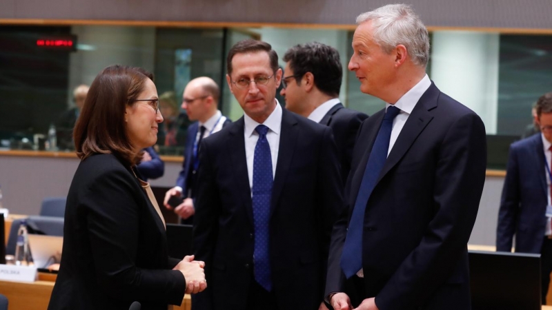 La ministra de Hacienda de Polonia, Magdalena Rzeczkowska, la ministra de Hacienda de Hungría, Mihaly Varga, y el ministro de Hacienda de Francia, Bruno Le Maire, al inicio de un Consejo de Asuntos Económicos y Financieros en el Consejo Europeo de Brusel