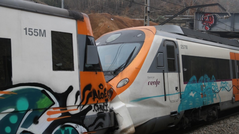 07/12/2022 - Imatge de l'encastament de dos trens de Renfe a l'estació de Montcada i Reixac.