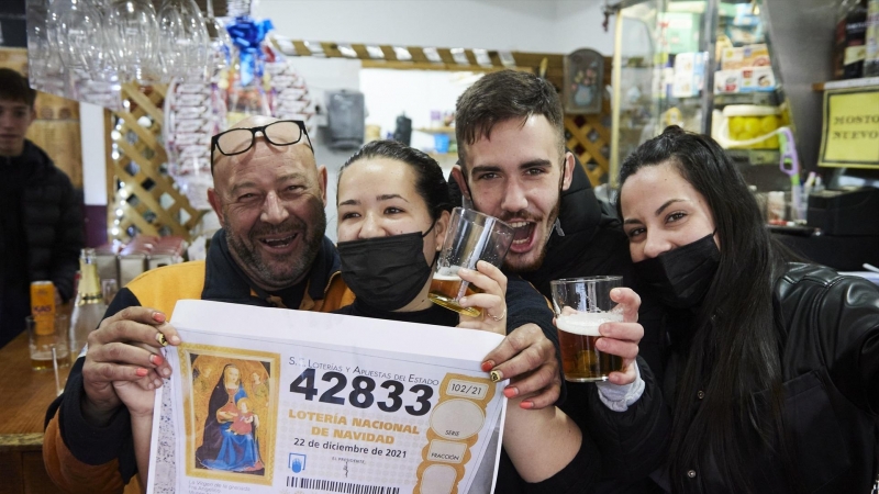 Imagen de archivo de varias personas agraciadas con el premio de la Lotería de Navidad.