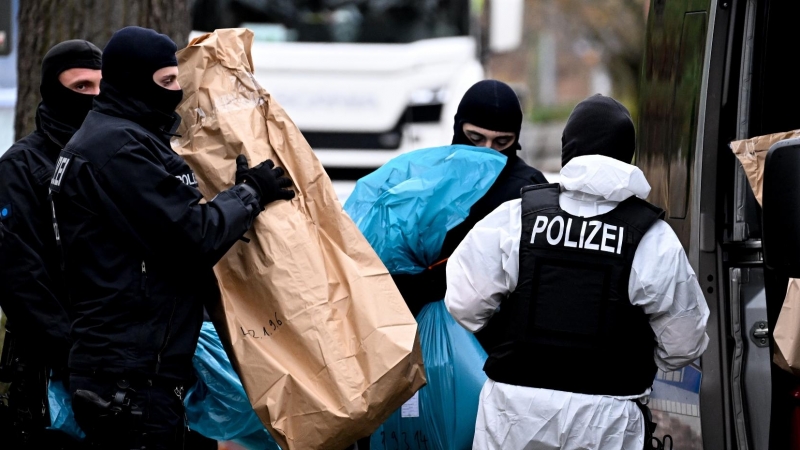 Policías alemanes durante la redada en Berlín FILIP SINGER- 07/12/2022