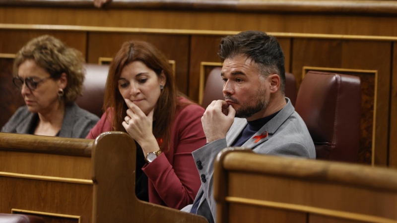 01/12/2022.- El portavoz de ERC ene l Congreso Gabriel Rufián (d) y la diputada de ERC Carolina Telechea (2d) durante el pleno celebrado este jueves, en el Congreso de los Diputados en Madrid. EFE/ Javier Lizon