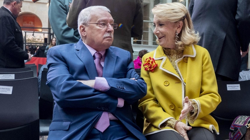 El ex presidente de la Comunidad de Madrid, Joaquín Leguina, y la ex presidenta de la Comunidad de Madrid, Esperanza Aguirre, conversan durante el acto homenaje a la Constitución Española