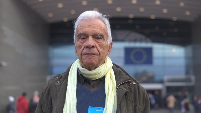 Carlos Vila, abogado de las familias de los fallecidos en las residencias de mayores de Madrid, durante su visita al Parlamento Europeo.