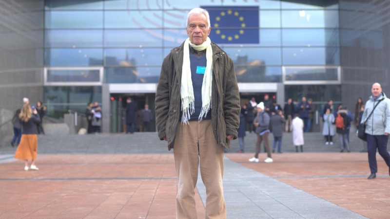 Carlos Vila, abogado y miembro de Marea de Residencias, durante su visita al Parlamento Europeo en Bruselas.