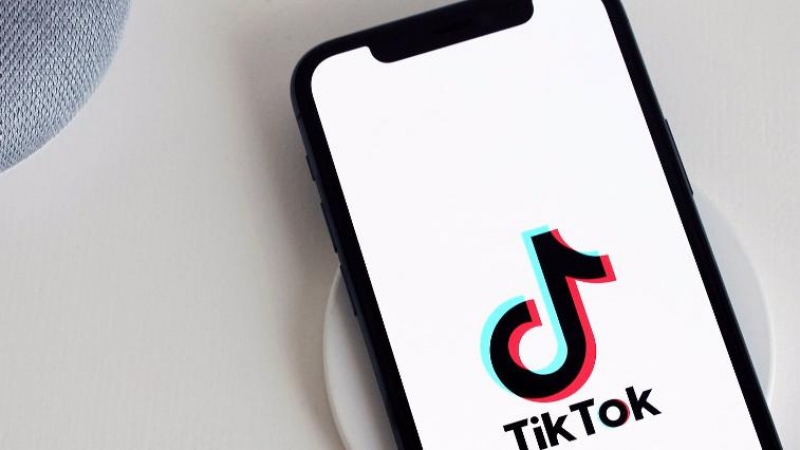 Despiden a una cajera de supermercado en Burgos por bailar en TikTok