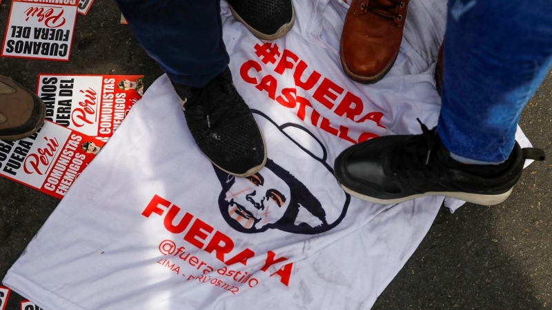 Varias personas pisotean una camieseta que lleva estmpado la frase 'Fuera Castillo', en una protesta tras la destitución del presidente peruano Pedro Castillo por el Congreso del país, en Lima. REUTERS/Alessandro Cinque