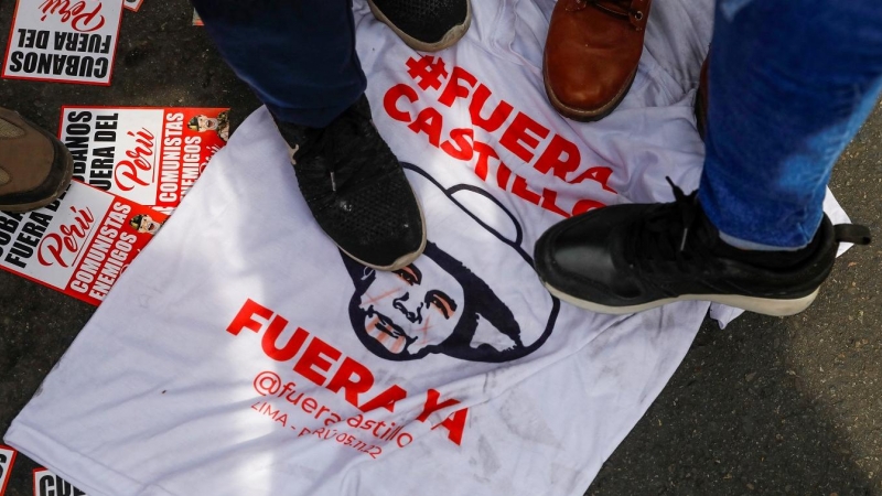 Varias personas pisotean una camieseta que lleva estmpado la frase 'Fuera Castillo', en una protesta tras la destitución del presidente peruano Pedro Castillo por el Congreso del país, en Lima. REUTERS/Alessandro Cinque