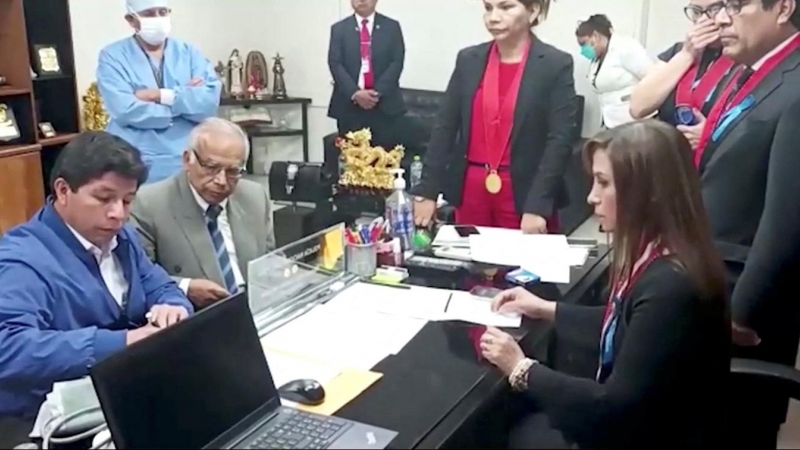 El derrocado presidente peruano Pedro Castillo se sienta junto al ex primer ministro Aníbal Torres mientras comparece ante los fiscales anticorrupción en la oficina del Fiscal General, en Lima. REUTERS