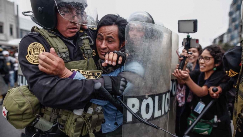 Manifestantes que respaldan al destituido presidente Pedro Castillo enfrentan a la Policía, a las afueras de la Prefectura de Lima, donde permanece detenido el ahora expresidente, hoy, en Lima (Perú).