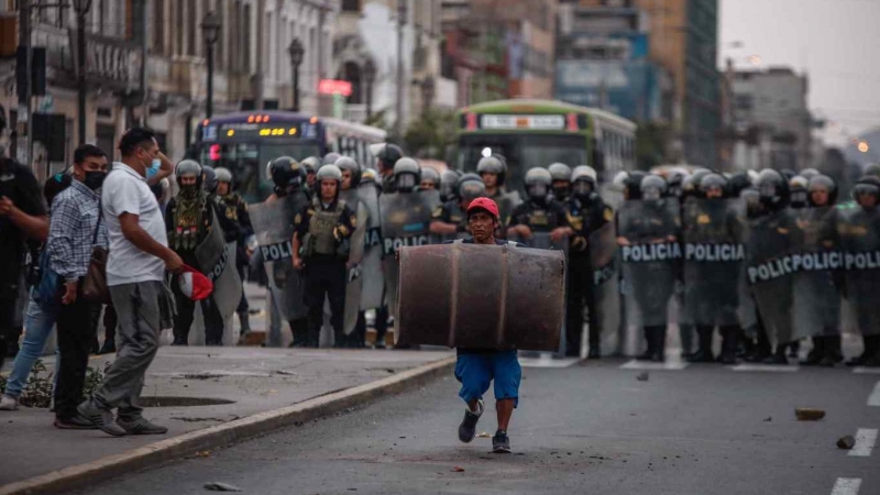 Operativo policial en Lima, Perú, para evitar enfrentamientos entre simpatizantes y opositores de Pedro Castillo.