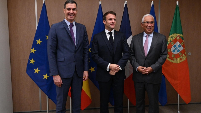 El presidente del Gobierno, Pedro Sánchez, el pasado 20 de octubre en Bruselas en un encuentro con el presidente de la República Francesa, Emmanuel Macron, y el primer ministro de la República Portuguesa, António Costa.