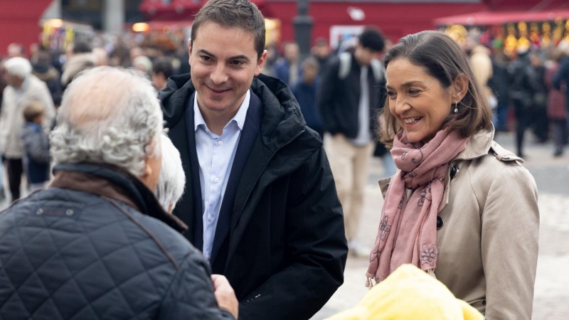 La candidata a la alcaldía de Madrid, Reyes Maroto, y el secretario general del PSOE de Madrid, Juan Lobato, charlan con los ciudadanos, en la Plaza Mayor, a 7 de diciembre de 2022, en Madrid (España)