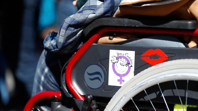 Una mujer en silla de ruedas durante la manifestación feminista en la Puerta del Sol con motivo del 8-M, en una imagen de archivo.