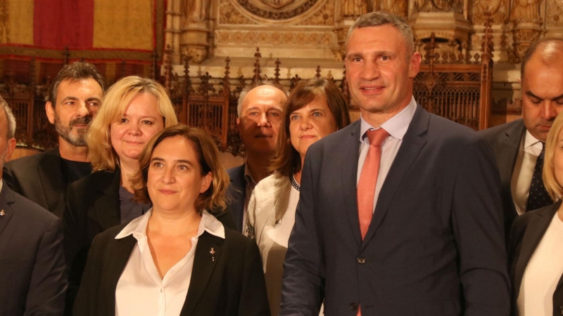 L'alcaldessa de Barcelona, Ada Colau, i l’alcalde de Kíiv, Vitali Klitschko, després de signar un conveni de col·laboració entre les dues ciutats durant la visita del polític ucraïnès per la Mercè.