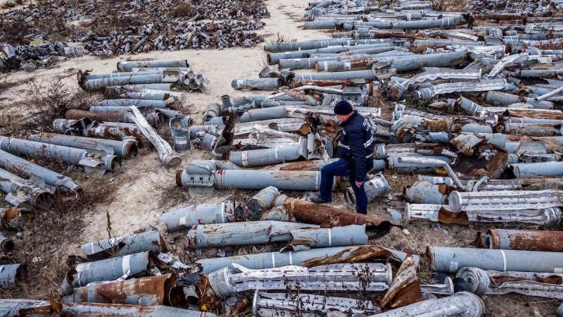 Fotografía aérea tomada el 7 de diciembre de 2022 en la que un experto de la oficina del fiscal examina restos de proyectiles y misiles utilizados por el ejército ruso.