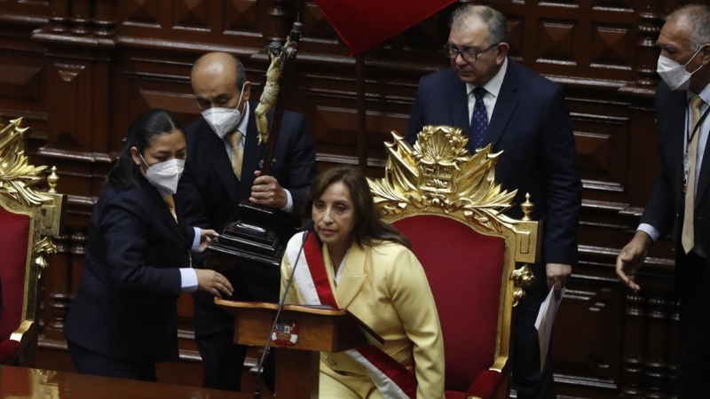 La abogada Dina Boluarte es juramentada como nueva presidenta del Perú a 7 de diciembre de 2022, en la sede del Congreso en Lima.