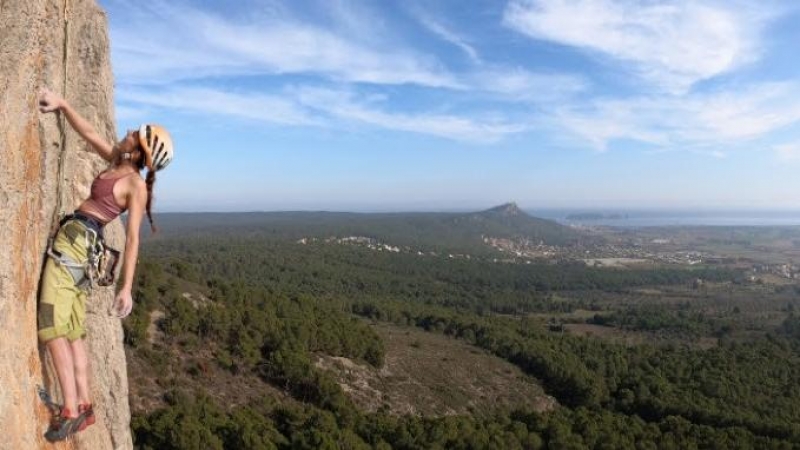 11/2022 - Una dona escalant al Parc del Montgrí, les Illes Medes i el Baix Ter.