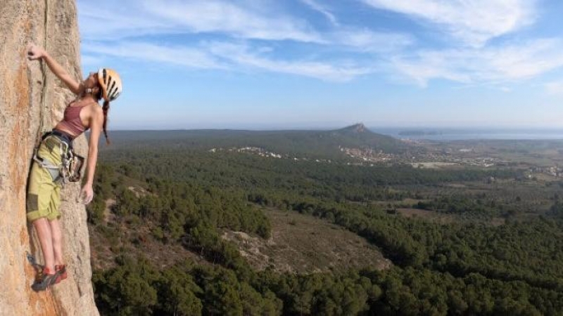 11/2022 - Una dona escalant al Parc del Montgrí, les Illes Medes i el Baix Ter.